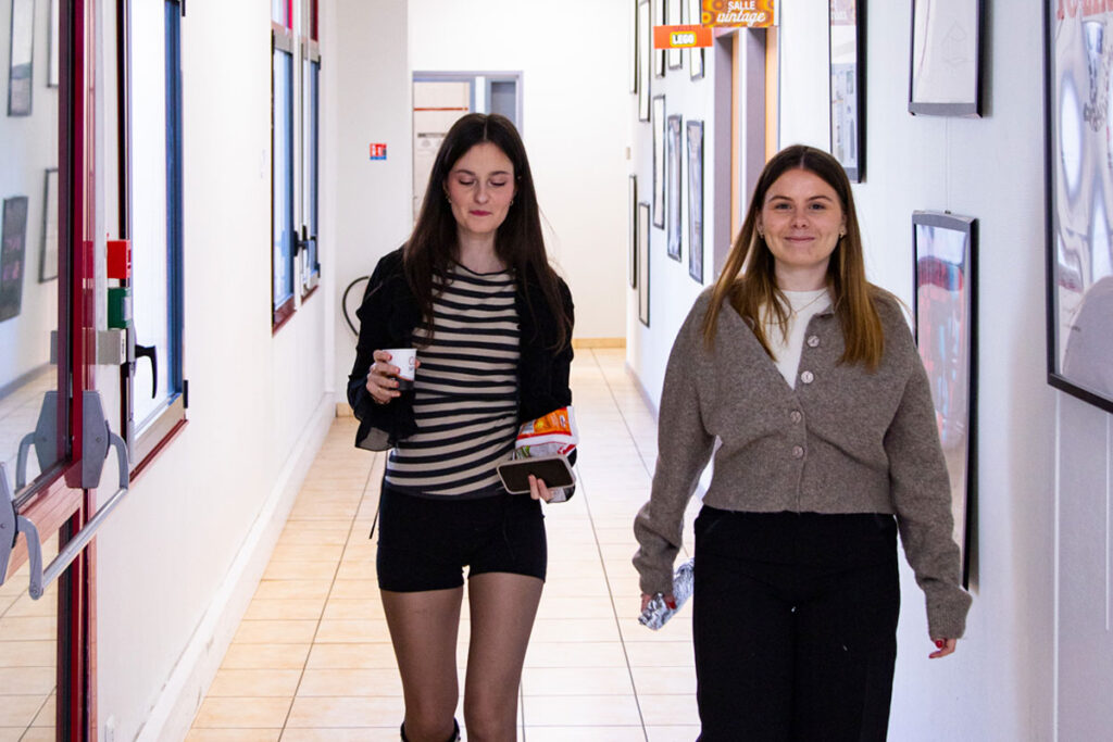Étudiantes marchant dans les couloirs de l'école PRESQU'ÎLE de Lyon.