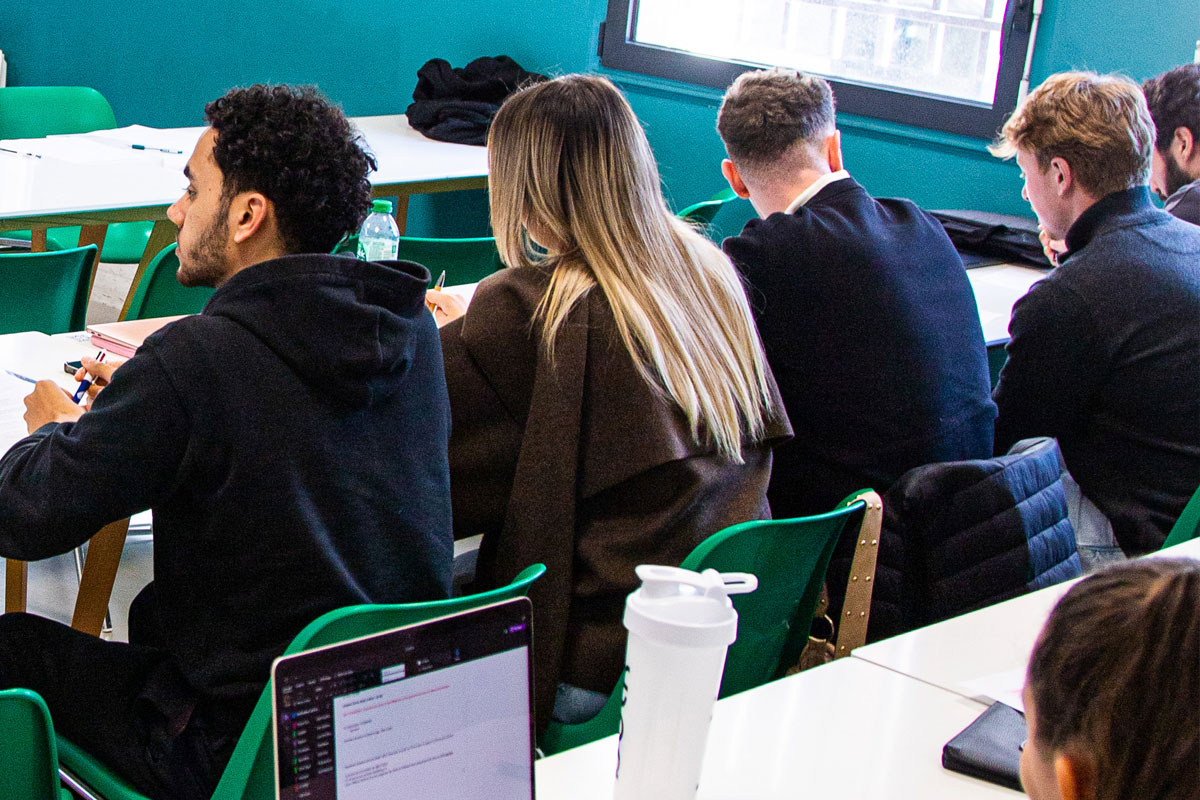Élèves en classe de l'école PRESQU'ÎLE de Lyon.