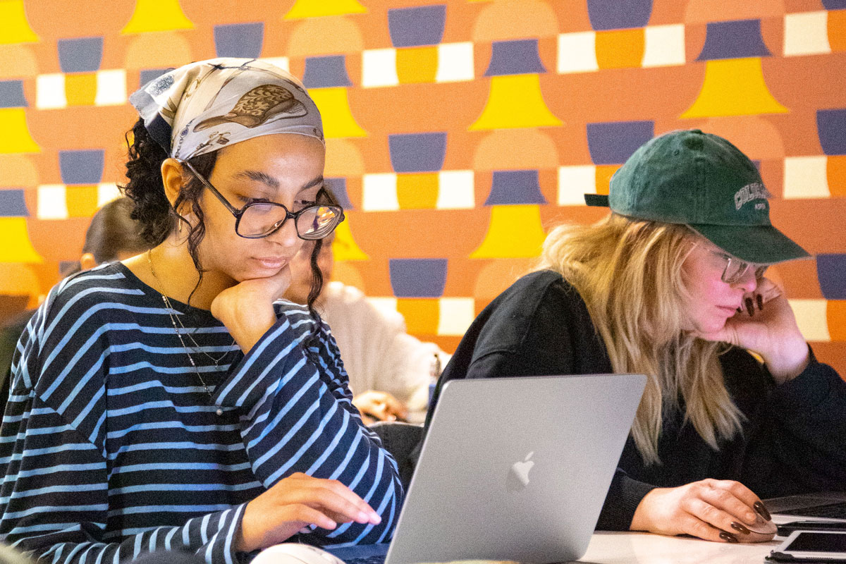 Étudiantes de l'école PRESQU'ÎLE travaillant en autonomie.