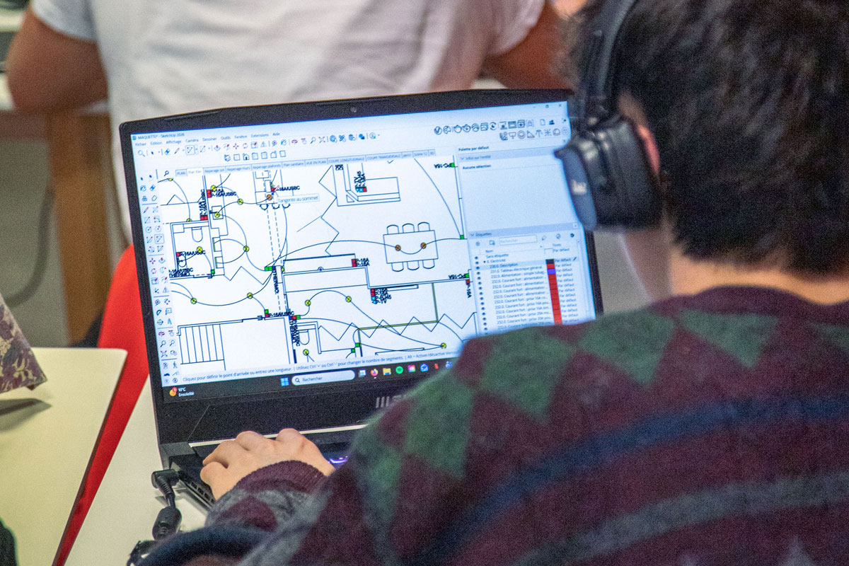 Étudiant de l'école PRESQU'ÎLE de Lyon travaillant sur un logiciel 2D.