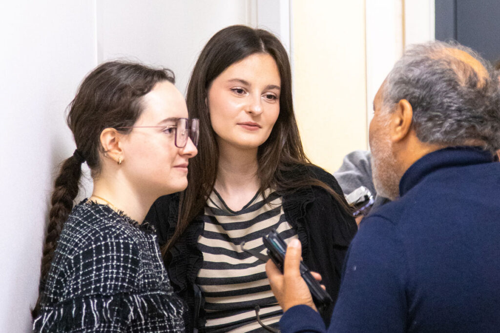 Élèves en formation échangeant avec un enseignant.