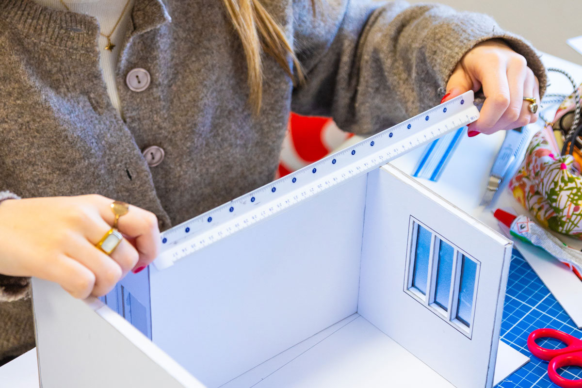 Élève en formation d’Architecture d'Intérieur construisant une maquette en 3D.