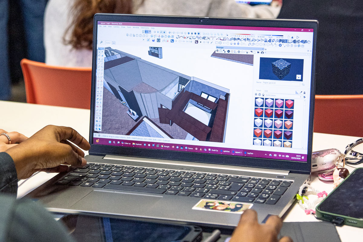 Élève en Architecture d'Intérieur réalisant une maquette 3D sur ordinateur.
