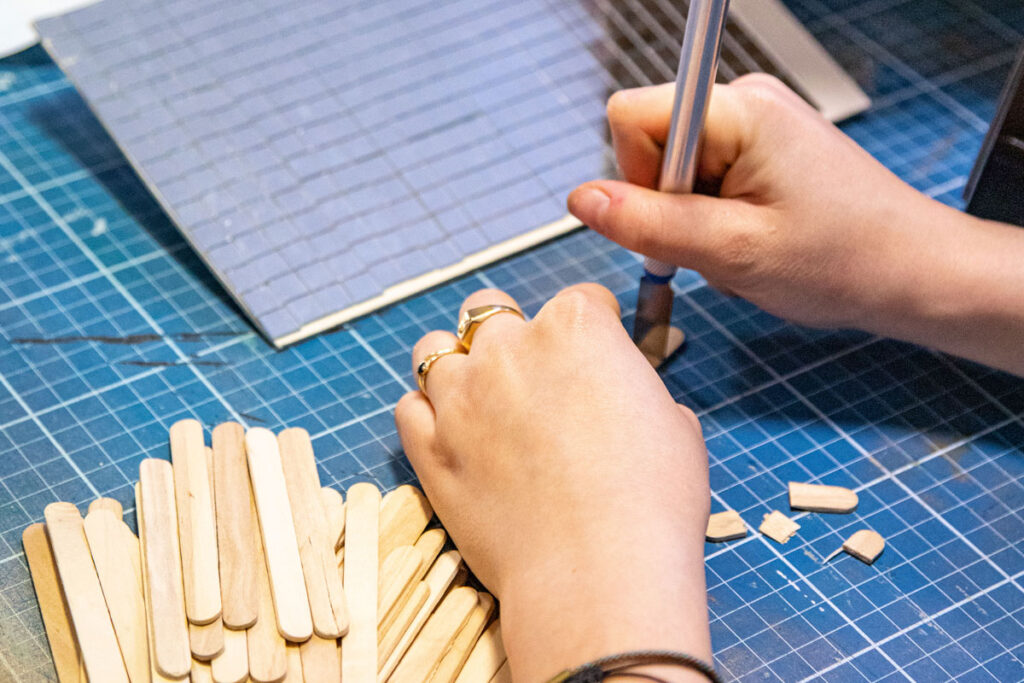 Étudiante en Architecture d'Intérieure réalisant une maquette.
