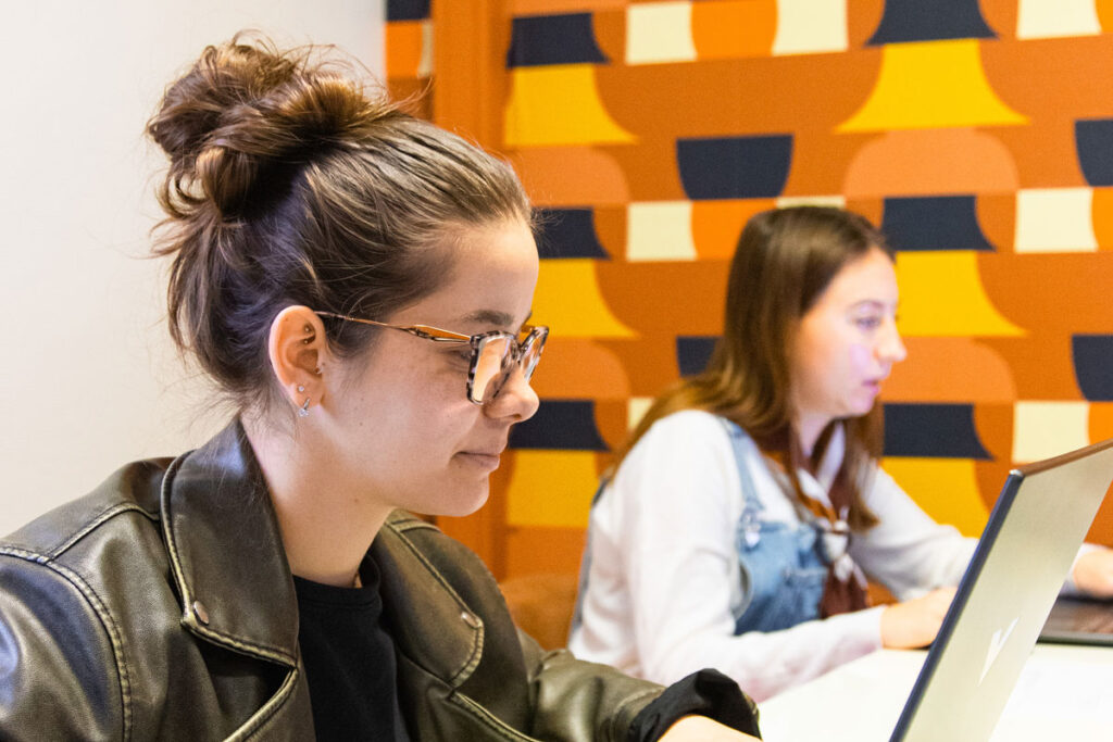 Étudiante en formation travaillant sur son ordinateur.