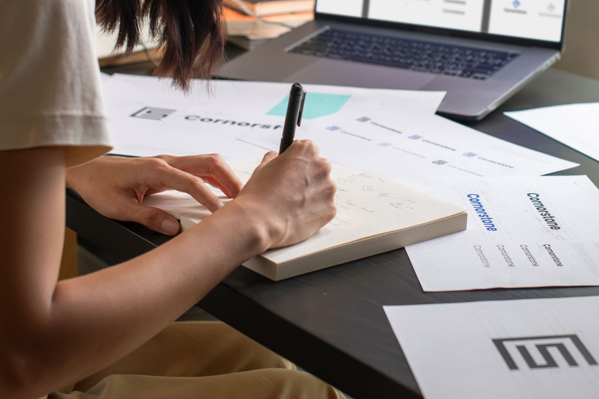 Étudiant en design graphique prenant des notes.