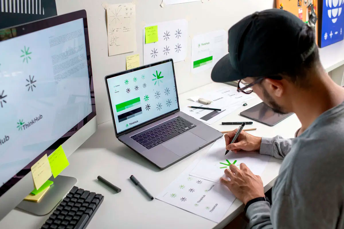 Étudiant en formation de Graphisme créant un logo.