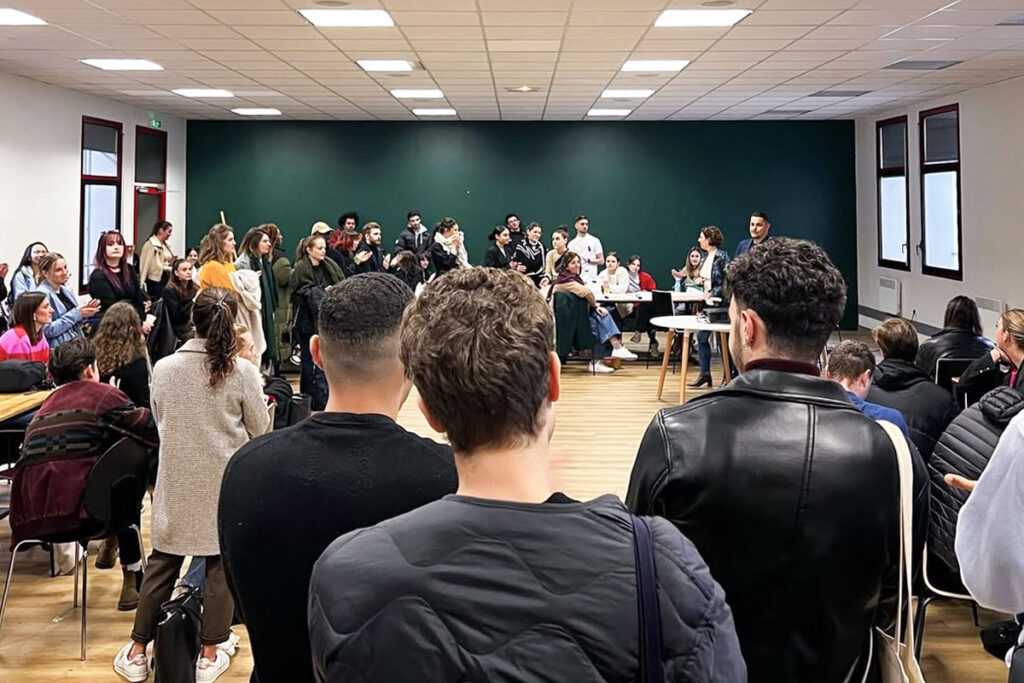 Étudiants en réunion à l'école PRESQU'ÎLE Lyon.