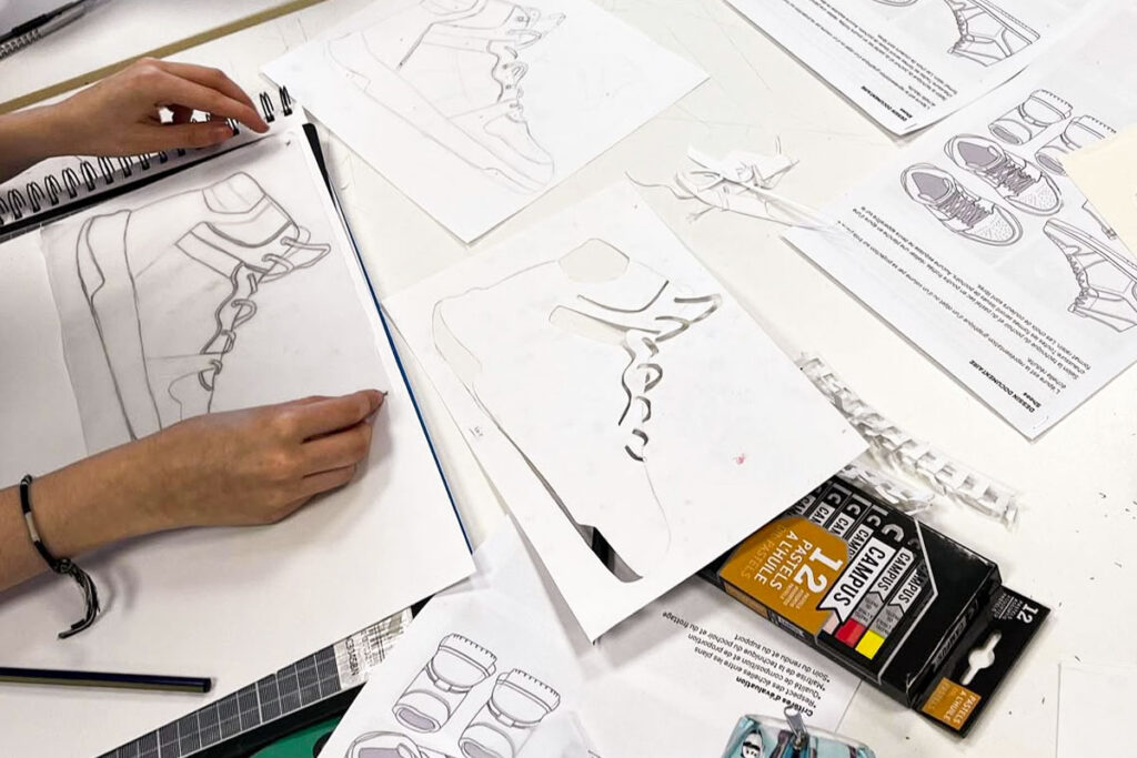 Croquis de designs de chaussures réalisés par une étudiante.