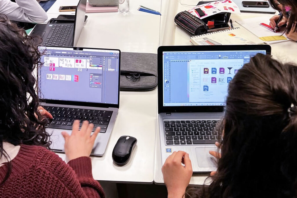 Étudiants en Graphisme travaillant sur ordinateur.