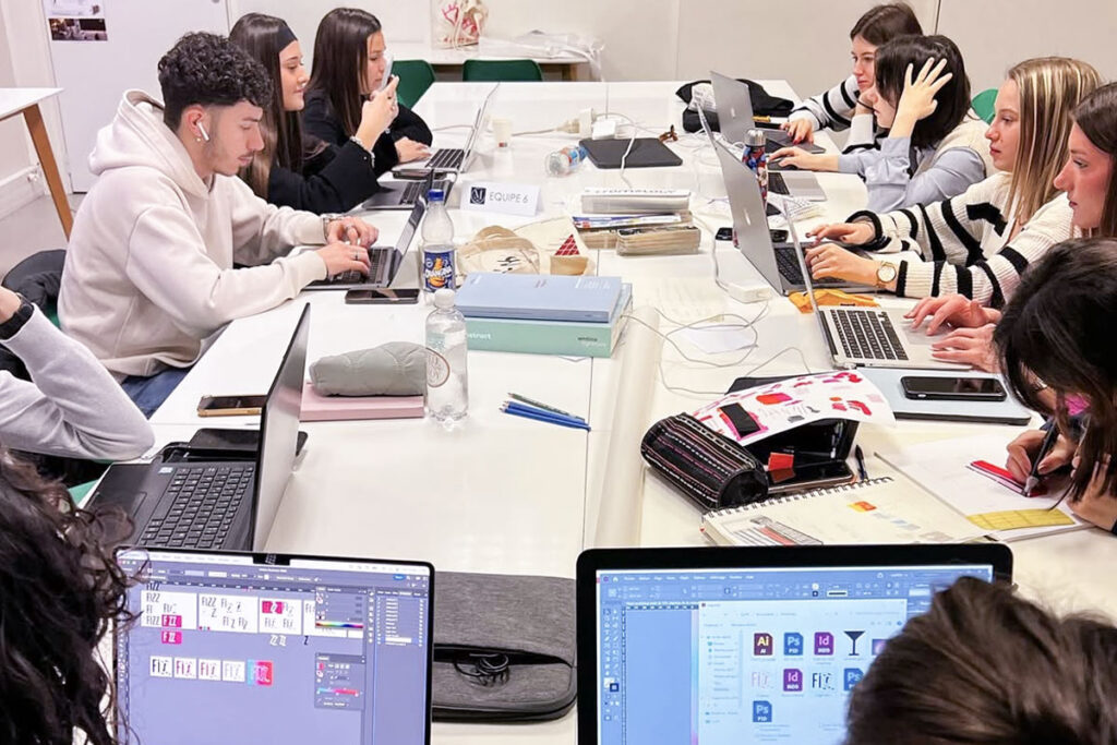 Élèves de l'école PRESQU'ÎLE Lyon travaillant en groupe.