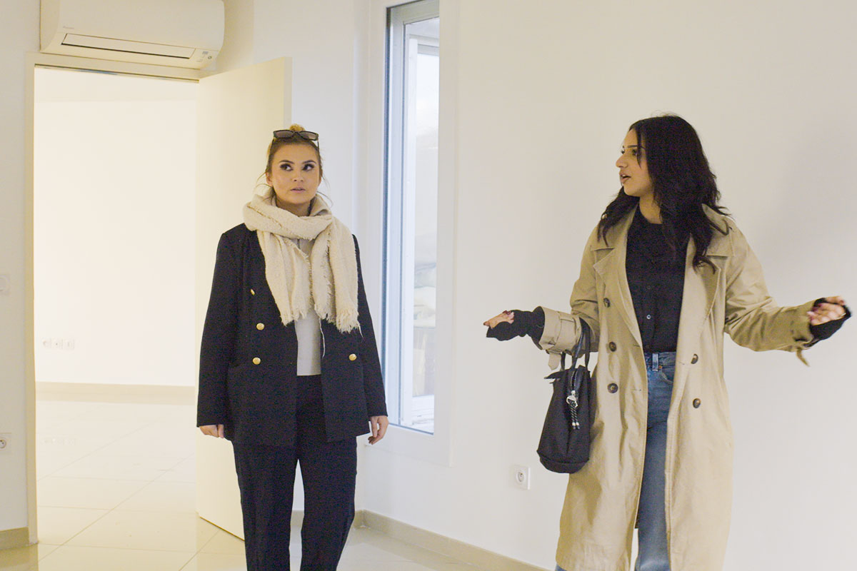 Étudiantes en Immobilier visitant un appartement.