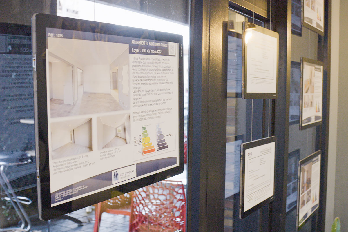 Annonces immobilières accrochées sur un mur du campus.