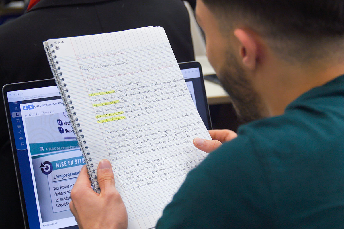 Étudiant de l'école PRESQU'ÎLE relisant les notes de cours.