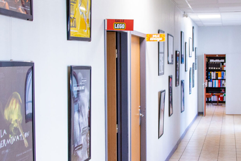 Couloir de l'école PRESQU'ÎLE de Lyon.