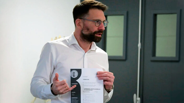 Un formateur des ateliers boosters de l'école Presqu'île à Lyon pour réussir sa recherche d'alternance.