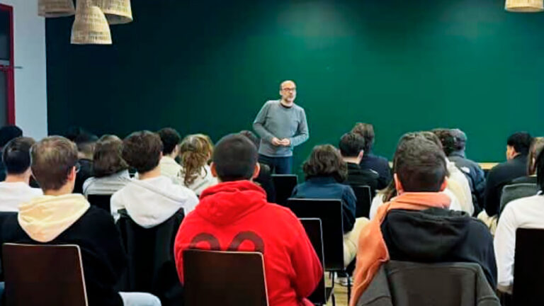 Éric Garcia en conférence à l'école Presqu'île au sujet de l'évènementiel sportif.